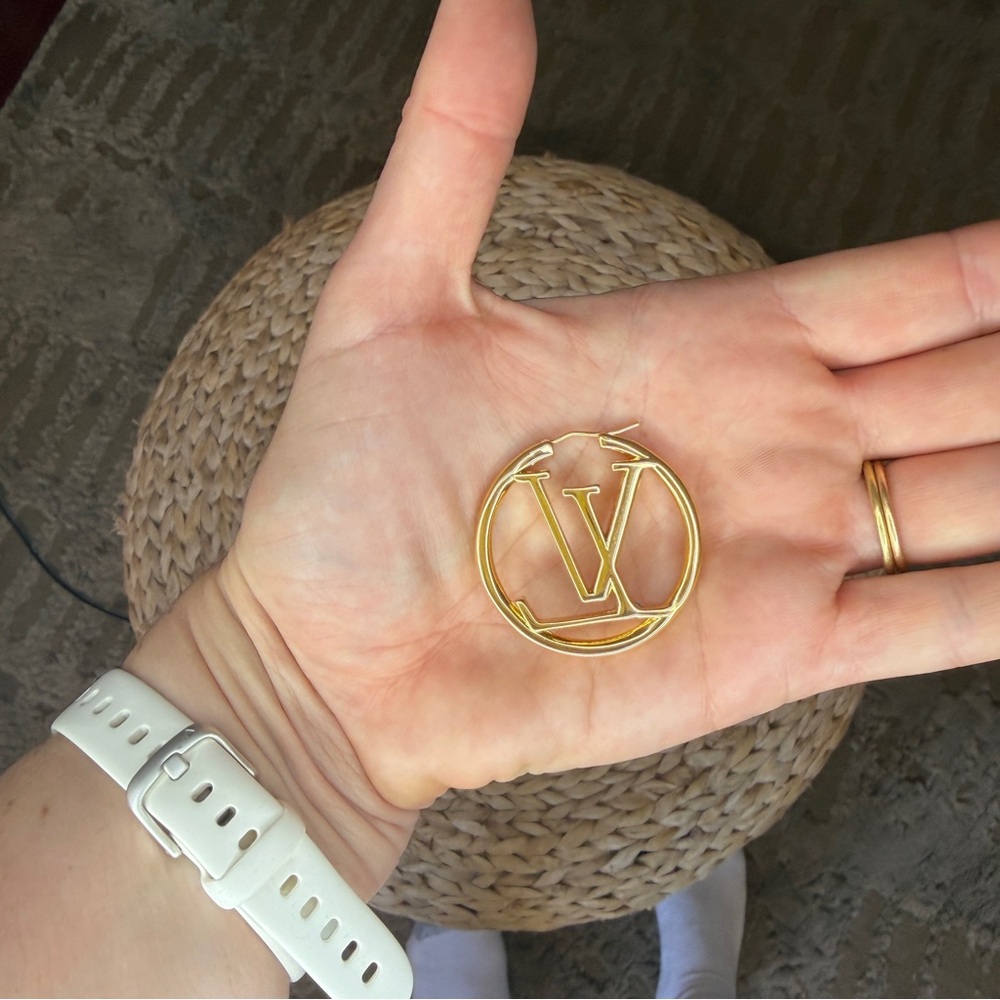 NEW Louis Vuitton Louise Hoop GM Gold Earrings 1.5in - Picture 4 of 6